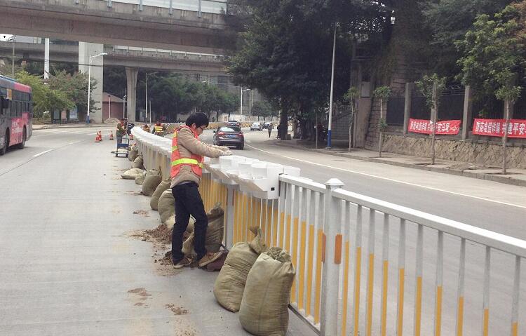 隔離護(hù)欄掛式鞍馬花盆